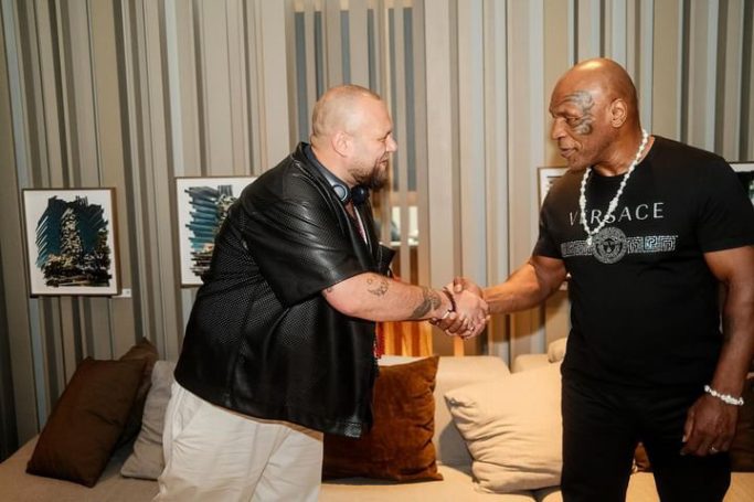 Der Influencer Eko, welcher dem ehemaligen Profi-Boxer Mike Tyson die Hand schüttelt.